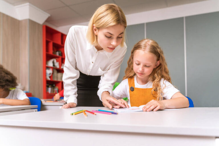 Czym zajmuje się pedagog szkolny?